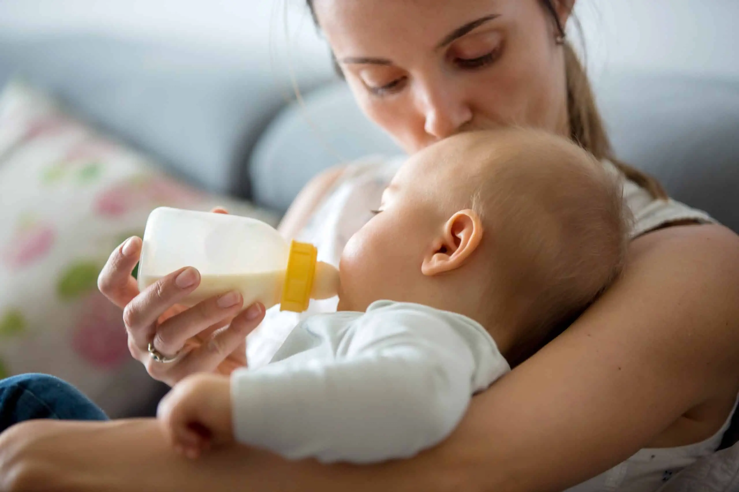 11 GENIUS TIPS FOR BOTTLE FEEDING A BREASTFED BABY
